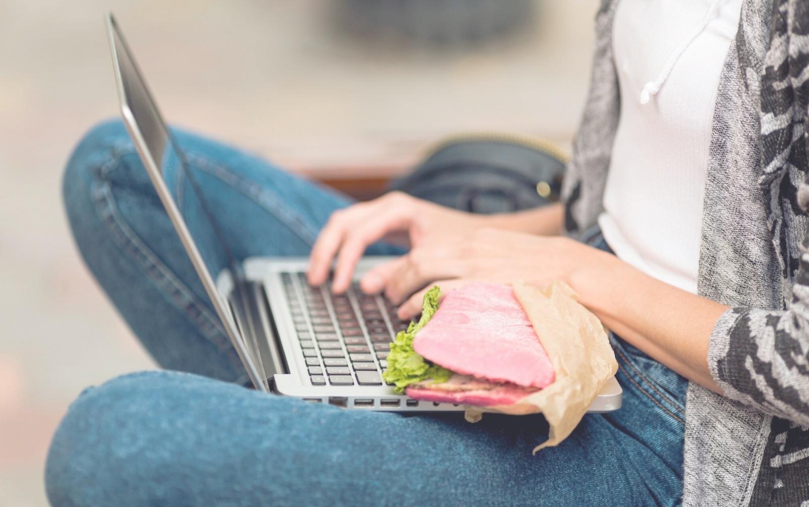 Mesa de trabajo con documentos financieros y calculadora profesional