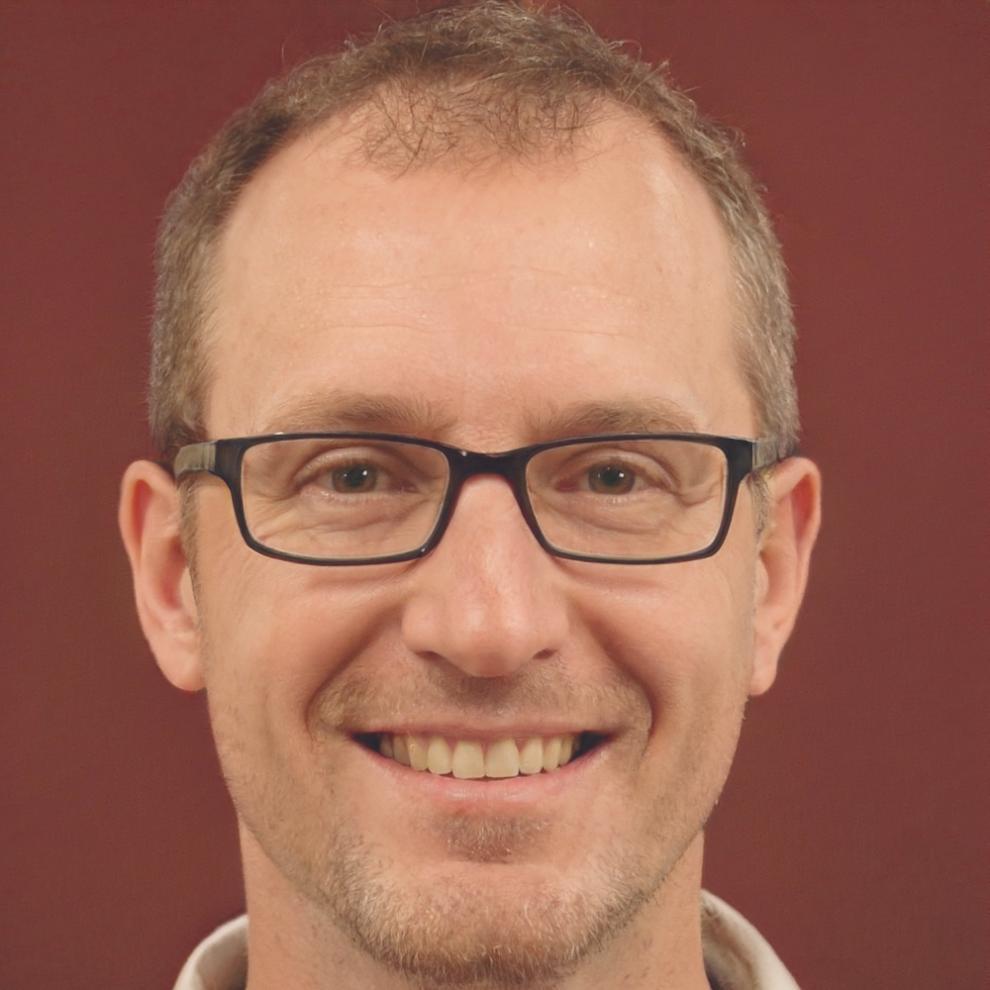 Retrato profesional de Ramón Ortega